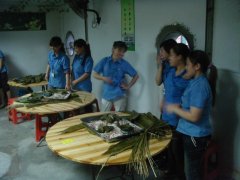 巧媳婦、新酷男，老節(jié)日，新過法！--記端午節(jié)DIY包粽子比賽